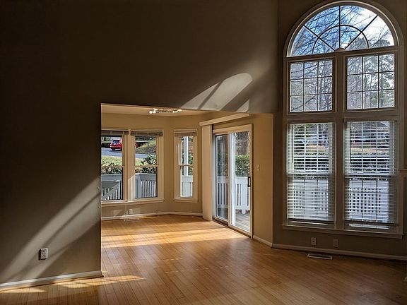 4th image of 102 Elmwood Cir