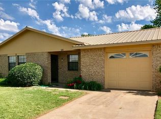 120 Breckenridge Dr, Elk City, OK 73644