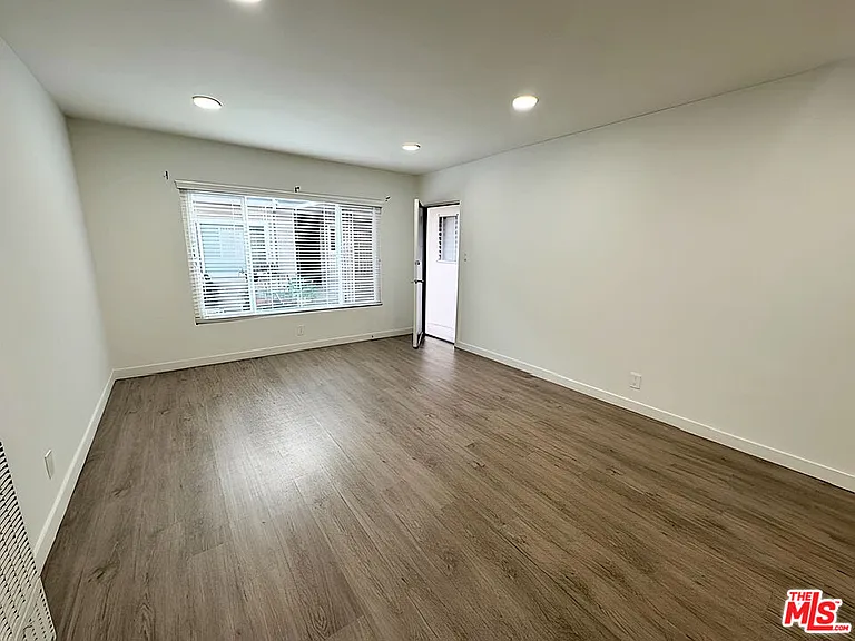 228 S Mariposa Ave #2 — Photo 2