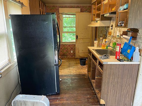 3rd image of 1402 S Ironwood Dr