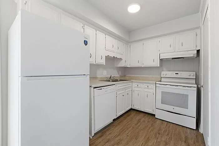 741 McPherson Dr — Photo 7