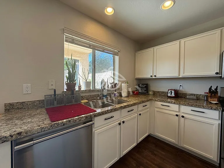 6509 W Red Fox Rd — Photo 10
