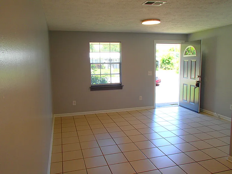 925 Bradford Cir — Photo 8