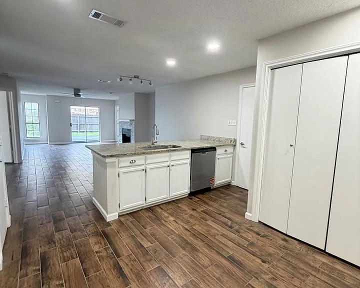 1913 Wyatt Dr — Photo 5