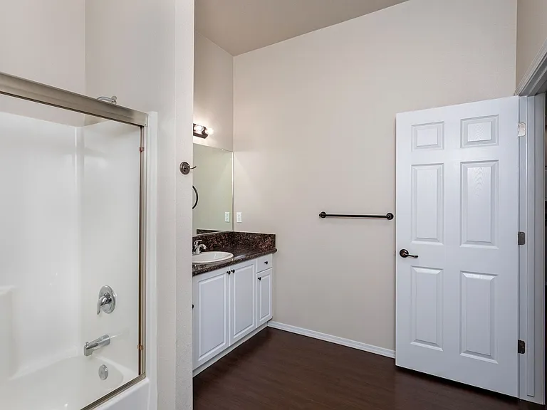 Harbor Pointe Apartments — Photo 10