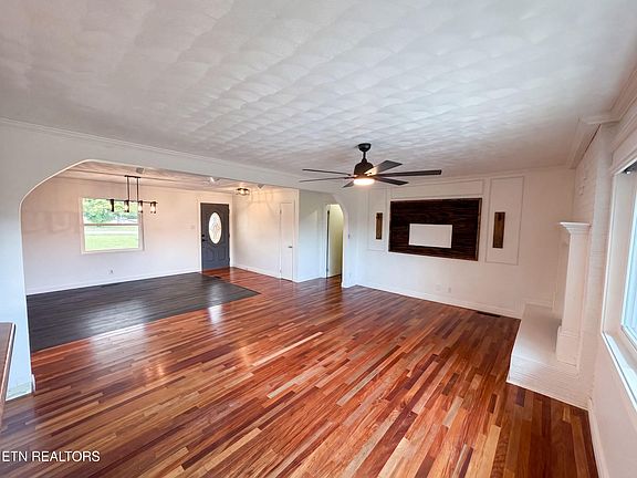 3rd image of 302 Sunset Ln