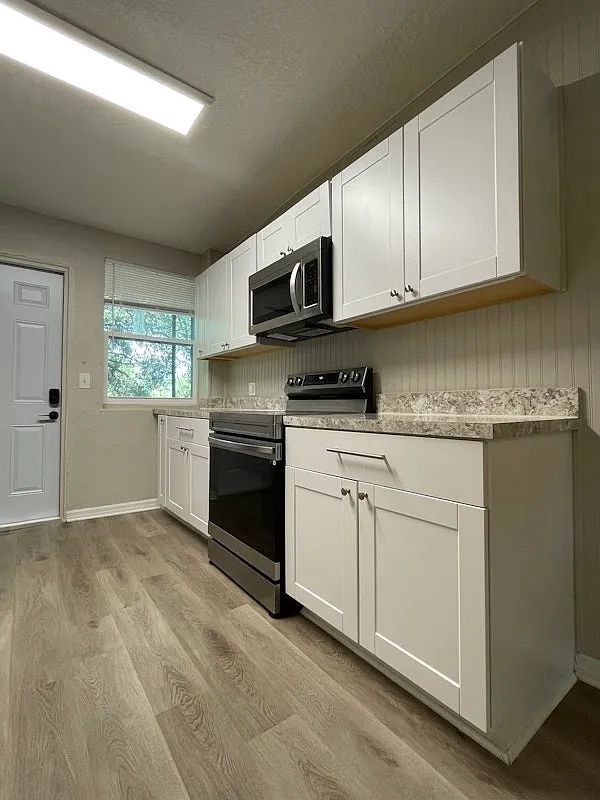 1575 West 19th Street, Unit 3 — Photo 2