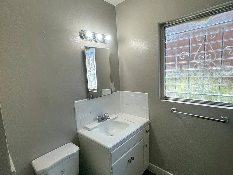 822 N Austin Ave — Photo 2