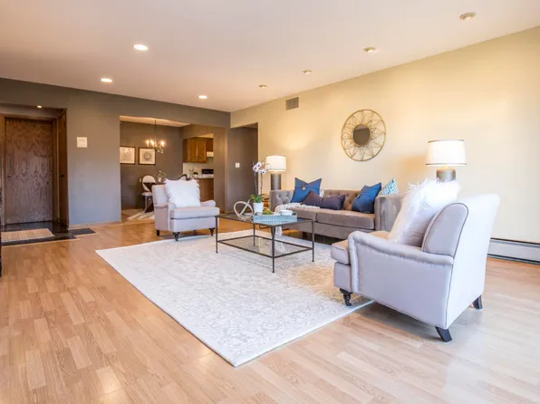 7560 N Port Washington Rd #1-202, Fox Point, WI 53217