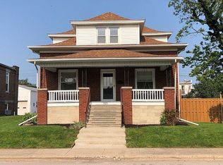 225 S Hickory St, Arthur, IL 61911