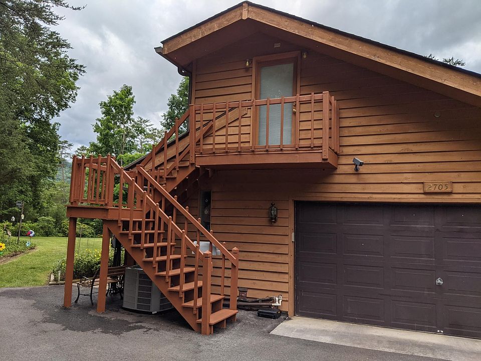 Entry steps to private apartment with driveway parking