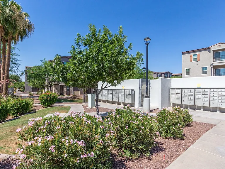 2233 E Huntington Dr — Photo 37