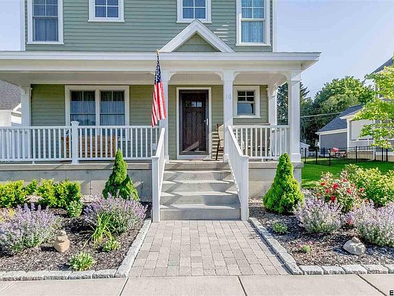 2nd image of 10 Persimmon Pl