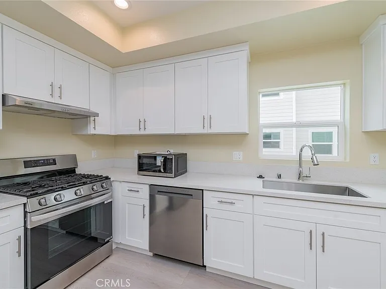 642 W Grand Ave — Photo 6