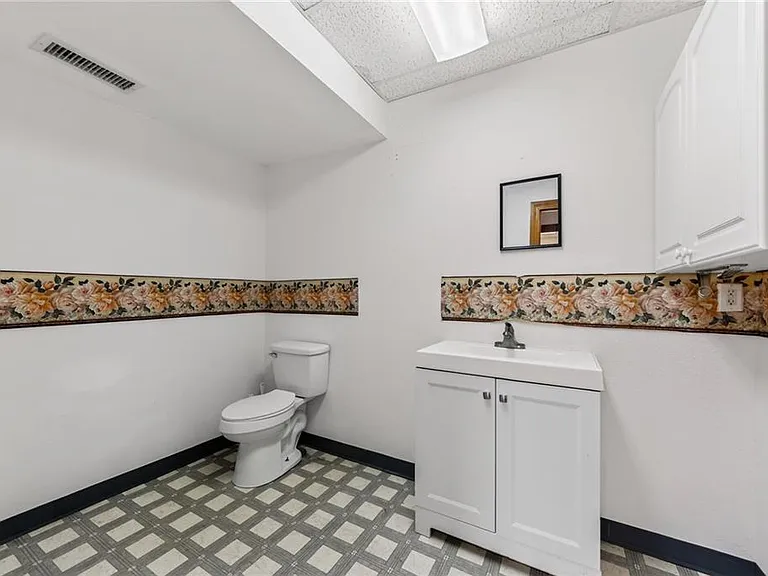 275 S Washington St — Photo 16