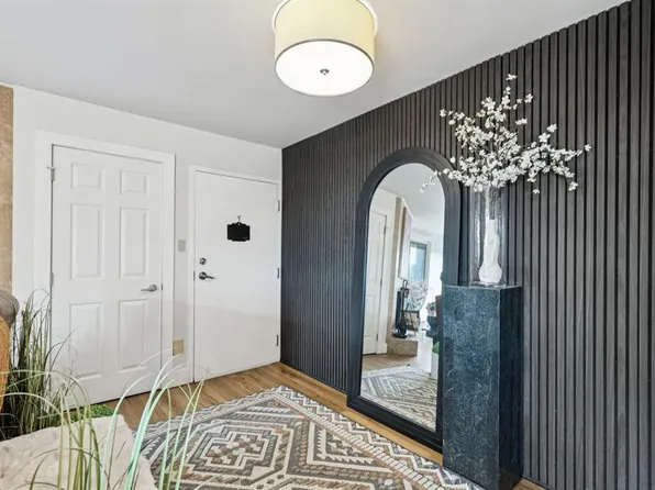 350 S 4th Ave NE #203, Calgary, AB T2E 0J3