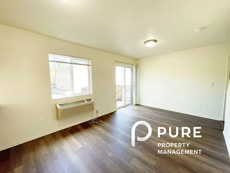 1377-01PP Stacey Lee Apartments — Photo 5
