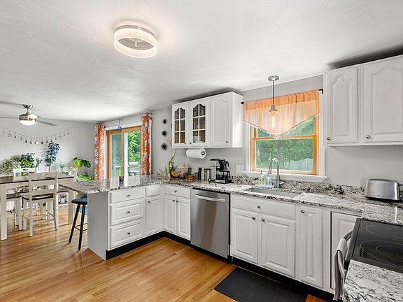 4th image of 13 Sandy Pond Rd
