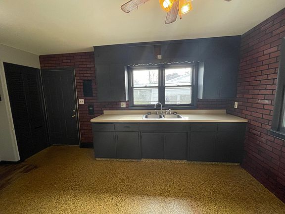 4th image of 903 Lorraine St