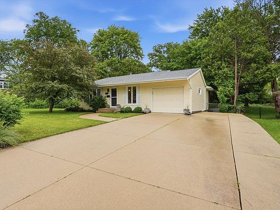 3rd image of 409 Topaz Ln