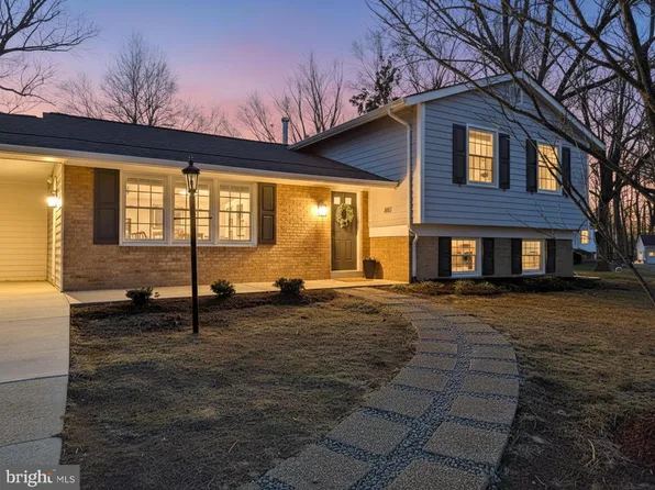 8011 Lynnfield Dr, Alexandria, VA 22306