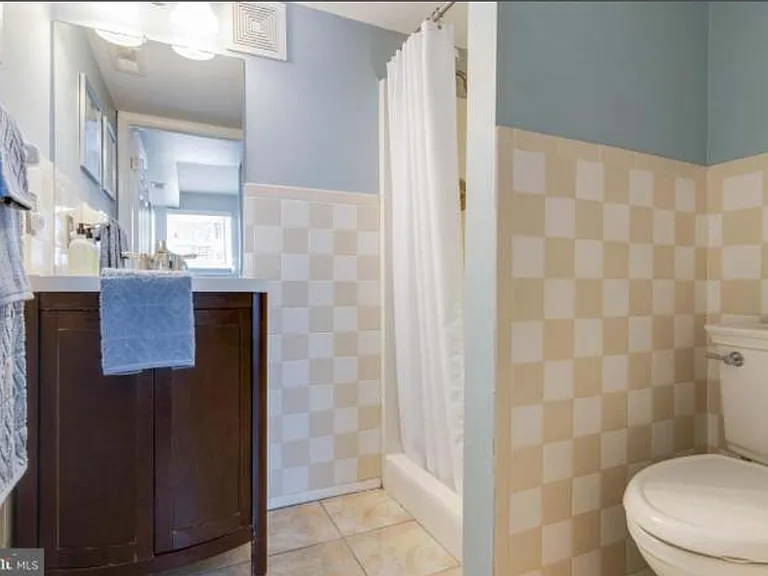1812 N Spring St — Photo 8