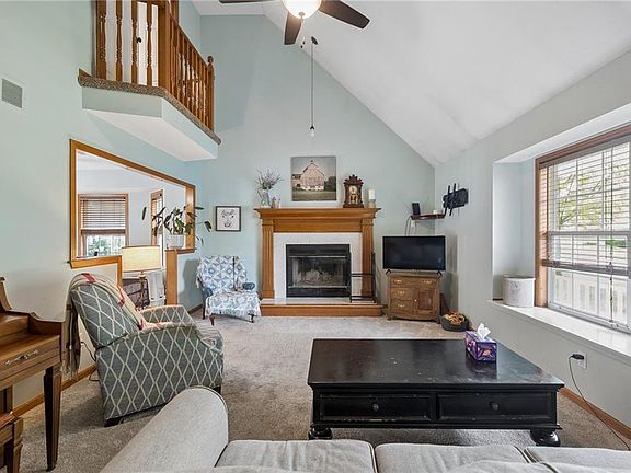 5th image of 325 SE Canterbury Ln