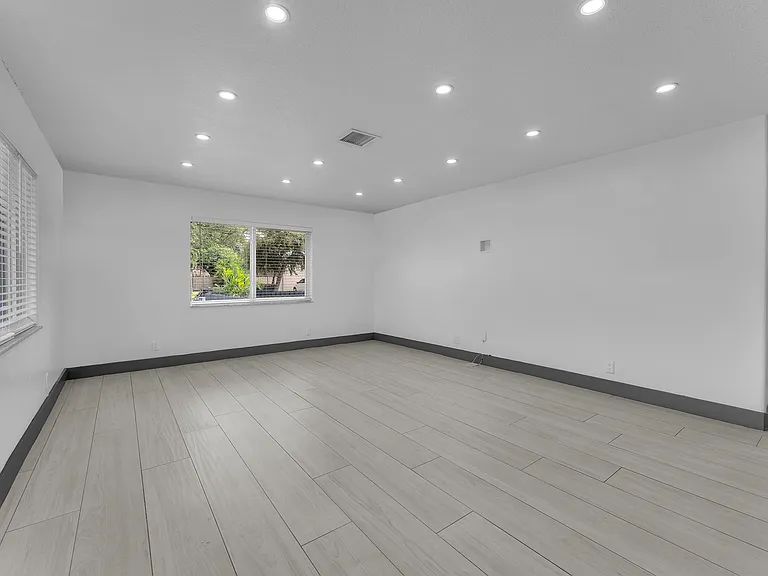 48 SW 13th St — Photo 18