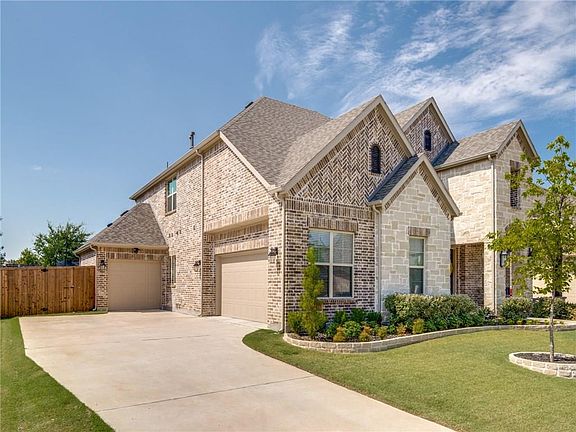 3rd image of 320 Dianna Dr