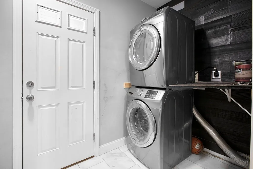 3 bed, 2.0 bath, 2200 sqft, $3,550 — Photo 4