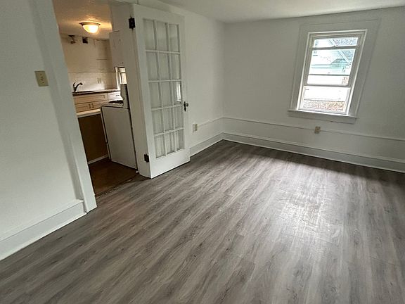 3rd image of 934 Woodlawn St #3
