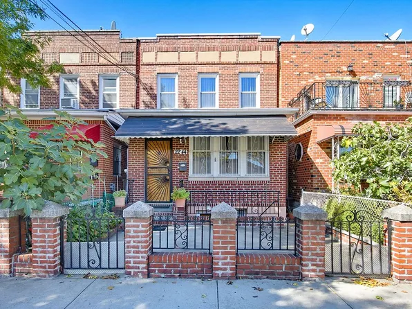 2244 43rd St, Long Island City, NY 11105
