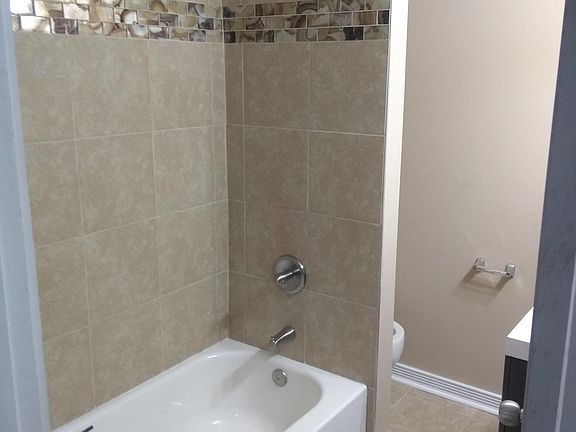 4th image of 505 W 67th St
