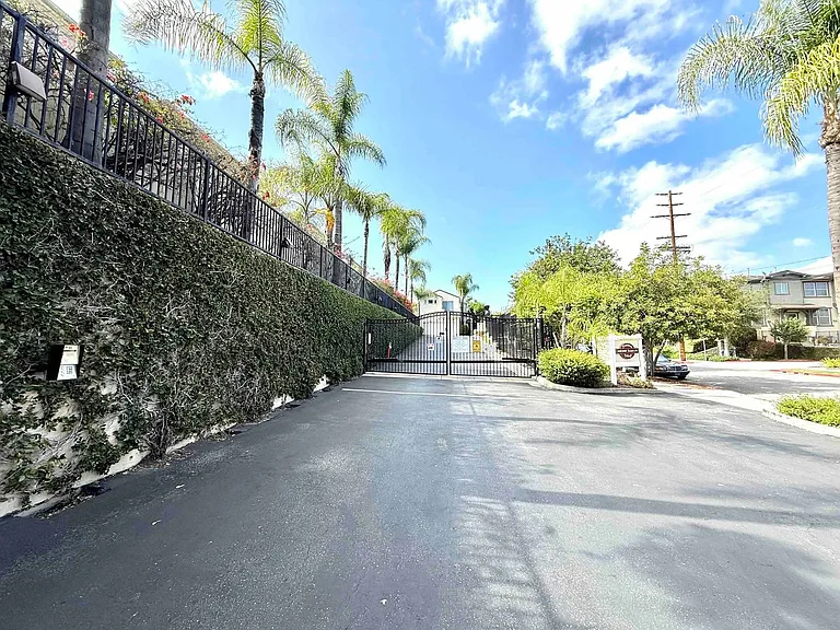 26009 Frampton Ave — Photo 32