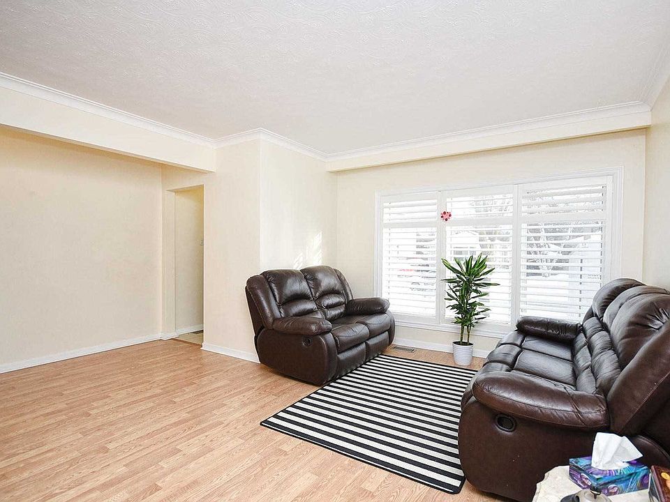 2nd image of 513 Lynett Cres