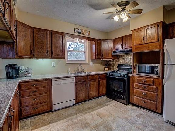 3rd image of 541 Village Dr