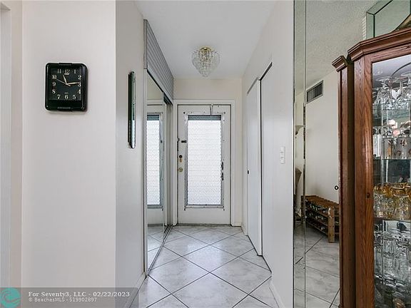 4th image of 1000 NE 14th Ave APT 101
