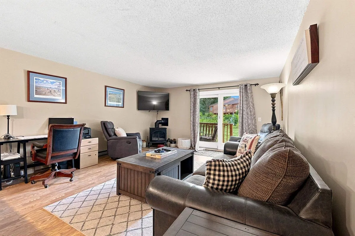 2 bed, 2.0 bath, 1036 sqft, $12,000 — Photo 3