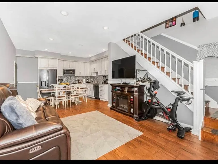 Mary Lou Ave — Photo 1