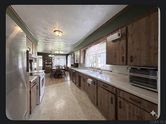 5th image of 365 Parkhill Dr