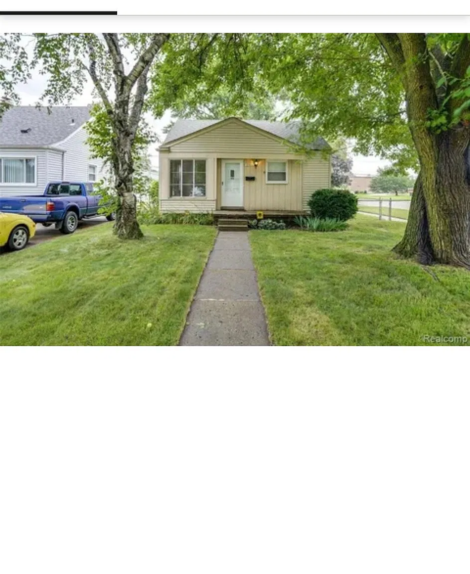 Nice property near parks and schools , close to grand river corner lot , renced yard — Photo 1