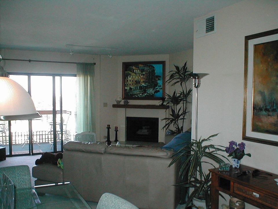 Living room w/fireplace
