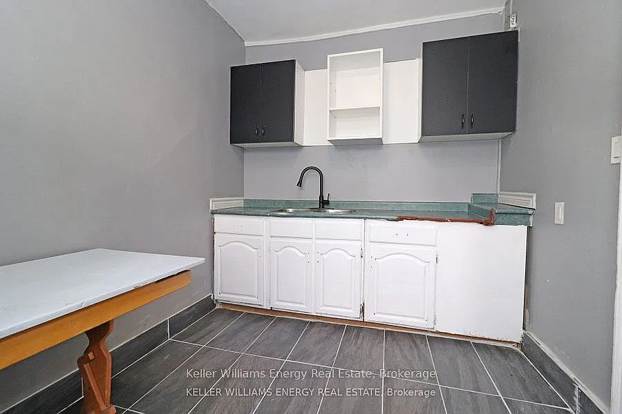 84 Simcoe St N #1