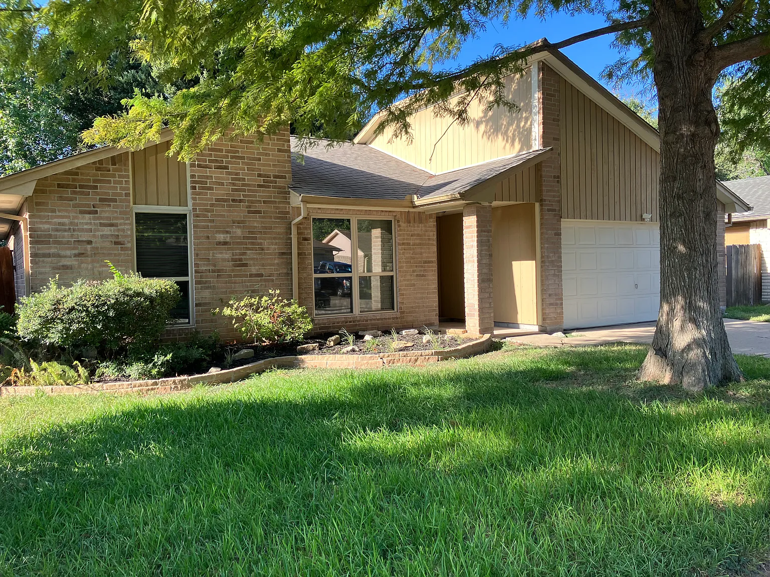 3 bed, 1159 sqft, $1,900 — Photo 2