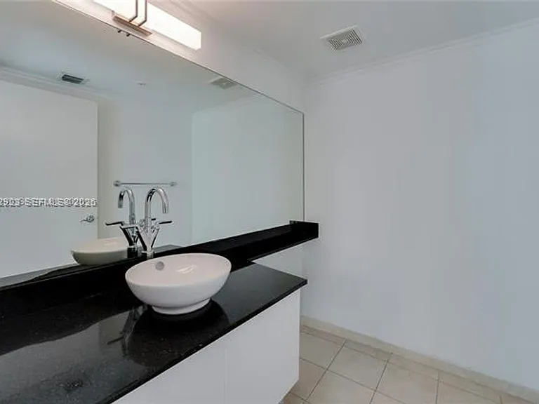 31 SE 5th St #3306 — Photo 6
