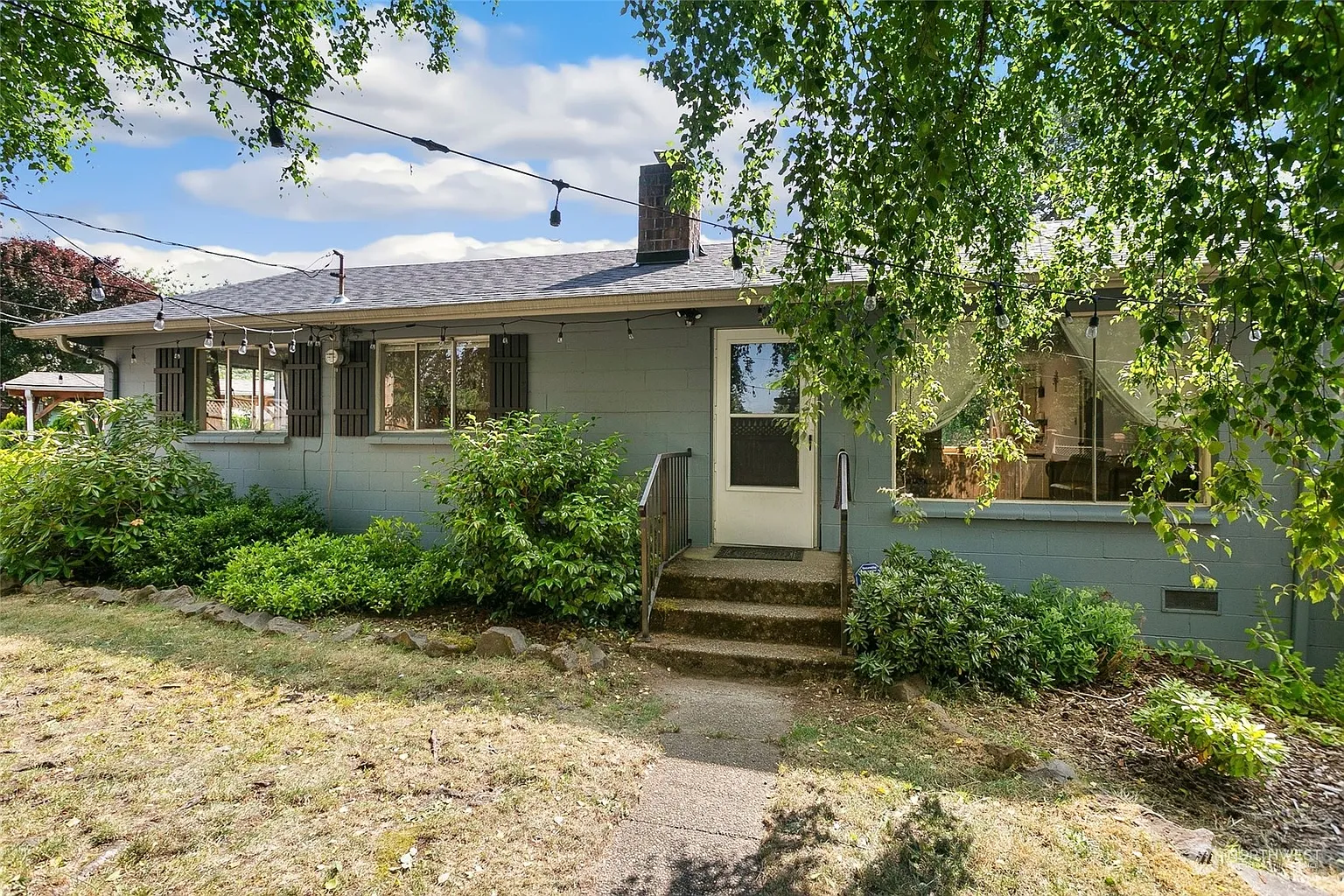 674 Queen Avenue NE photo 1