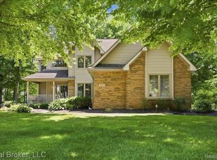 8184 Baypointe Dr, Brighton, MI 48114