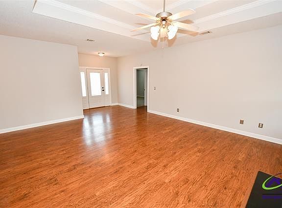 5th image of 104 Newport Ave