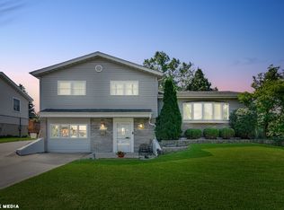 8827 Beechnut Rd, Hickory Hills, IL 60457