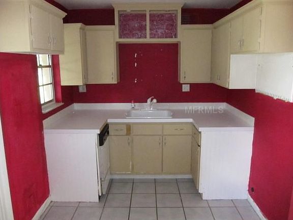 3rd image of 600 Robinhood Dr APT B